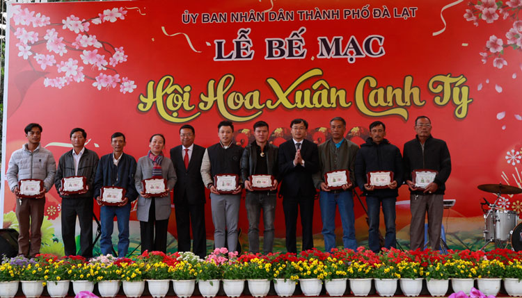 Ban tổ chức trao giấy khen cho các nghệ nhân