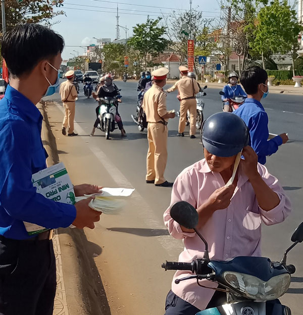 Phát miễn phí 4.000 khẩu trang y tế cho người dân Đức Trọng
