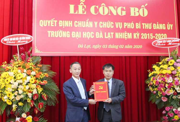 Trao quyết định chuẩn y Phó Bí thư Đảng ủy Trường Đại học Đà Lạt