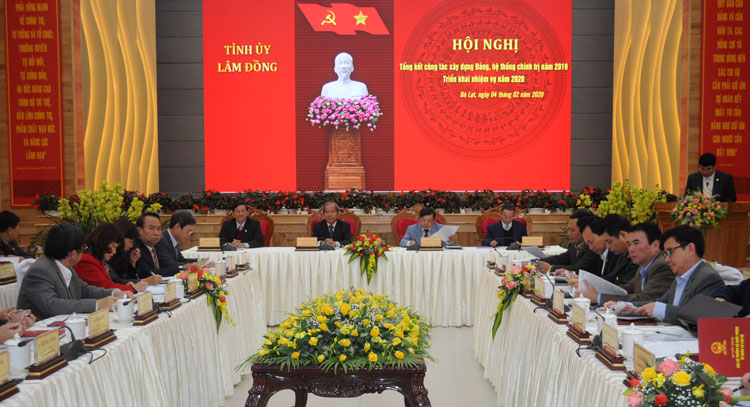 Các đồng chí chủ trì hội nghị
