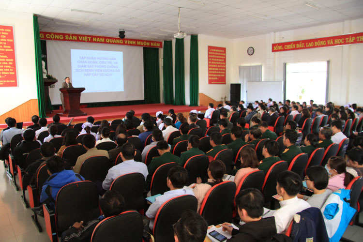 Hơn 300 bác sĩ, điều dưỡng tập huấn chẩn đoán, điều trị, giám sát nCoV