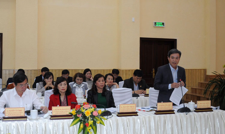 Đại biểu phát biểu tham luận tại hội nghị