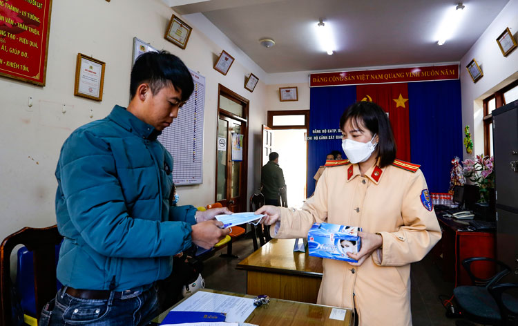 Công an Lâm Đồng phát khẩu trang miễn phí cho người dân