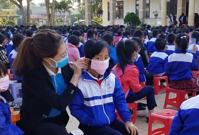 Hướng dẫn các em học sinh đeo khẩu trang đúng cách