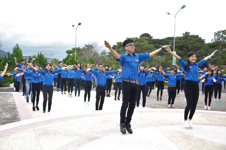 Tuổi trẻ tự hào tiến bước dưới cờ Đảng