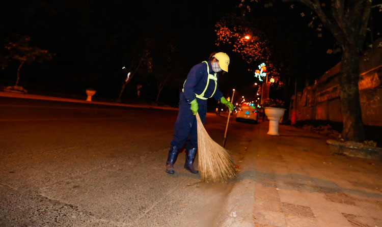 Chị Nguyễn Thị Minh Ngọc đã có ba năm đón tết ngoài đường. Tết Canh Tý năm nay chị cho hay cùng chị em trong Công ty Công trình đô thị Đà Lạt ngoài dọn dẹp rác đường Trần Phú, Xuân An, Hà Huy Tập, sẽ phải di chuyển qua hồ Xuân Hương dọn rác tới khoảng 3-4h sáng mùng 1 Tết