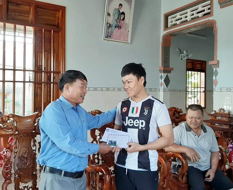 Thăm hỏi, động viên gia đình có thanh niên nhập ngũ