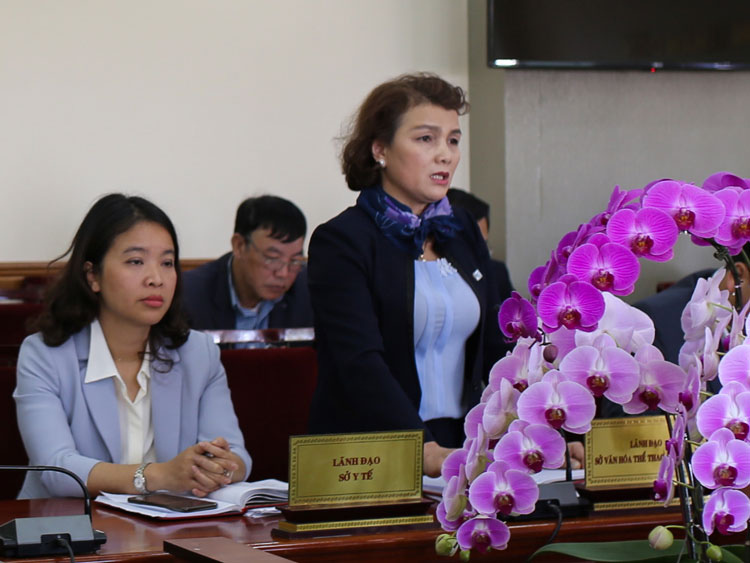 Lãnh đạo ngành văn hóa thể thao và du lịch báo cáo về ảnh hưởng của dịch viêm đường hô hấp cấp dẫn đến các khách sạn từ 3-5 sao bị hủy hơn 10 ngàn phòng trong tháng 2/2020
