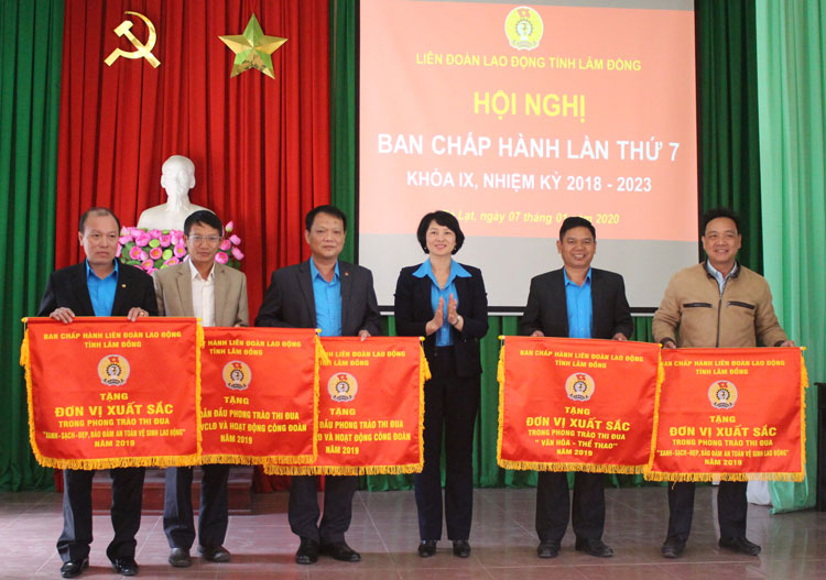 Đẩy mạnh phong trào thi đua yêu nước trong công nhân viên chức lao động