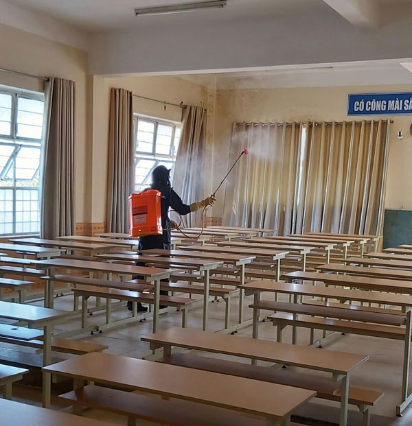 Phòng học và toàn Trường CĐYT tỉnh được phun hóa chất diệt khuẩn
