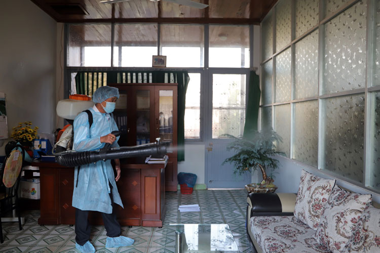 Trường THPT Nguyễn Du (Phường 2, TP Bảo Lộc) tự chủ động nguồn Cloramin B tiêu độc khử trùng