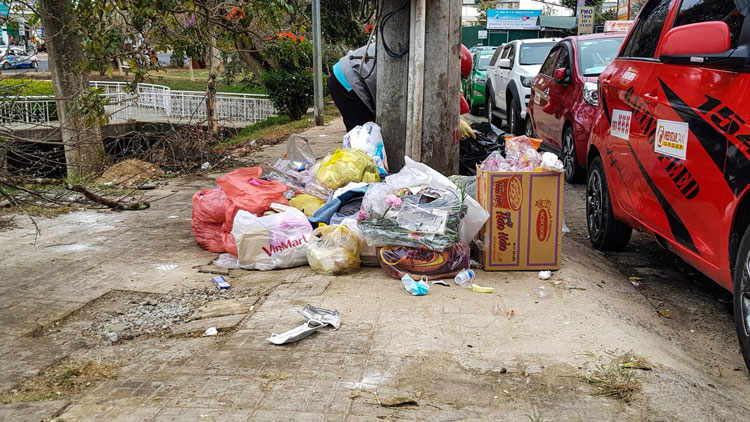 Khẩu trang y tế qua sử dụng vương vãi ngoài đường phố