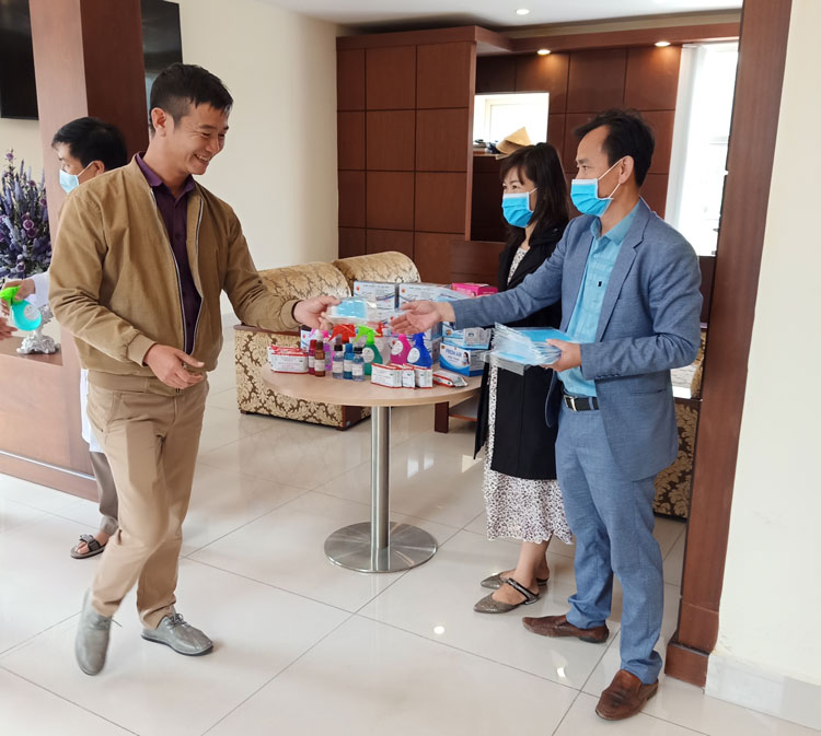 Trường Đại học Đà Lạt phát khẩu trang miễn phí cho cán bộ, giảng viên nhà trường
