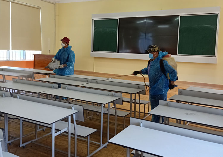 Phun hóa chất tiêu độc khử trùng trong các lớp học