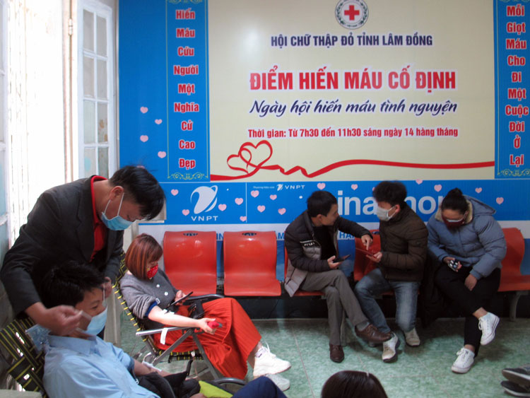 Ông Đỗ Hoàng Tuấn - Chủ tịch Hội CTĐ tỉnh phát khẩu trang miễn phí cho người tham gia hiến máu tình nguyện