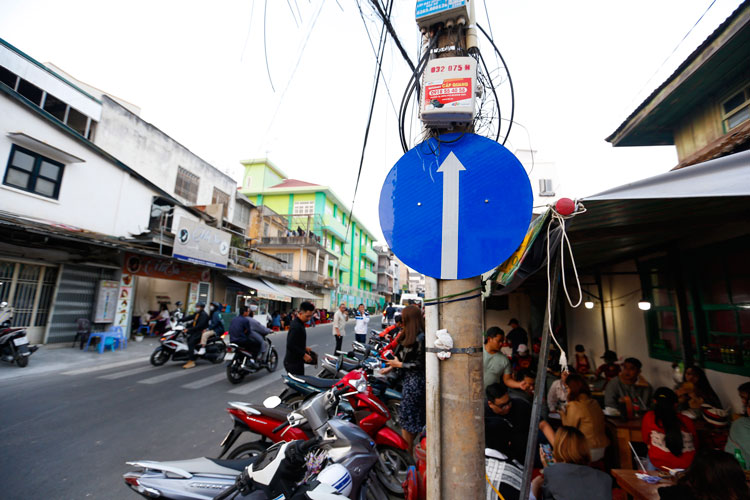 Các phương tiện lưu thông trên tuyến đường Yagout giờ chỉ được đi 1 chiều từ Trần Bình Trọng về Hoàng Diệu