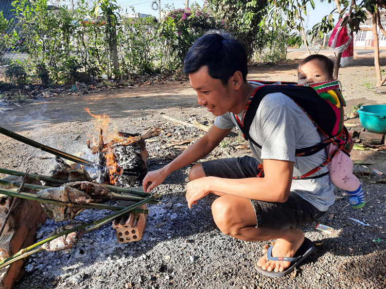 Nướng món cá (pá pỉng tộp).