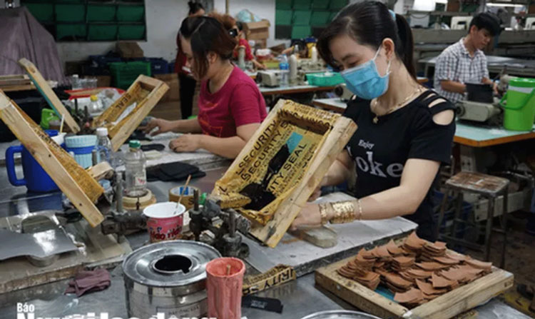 Khi thực hiện mức LTT vùng, doanh nghiệp không được xóa bỏ hoặc cắt giảm các chế độ tiền lương khi NLĐ làm thêm giờ, làm việc vào ban đêm