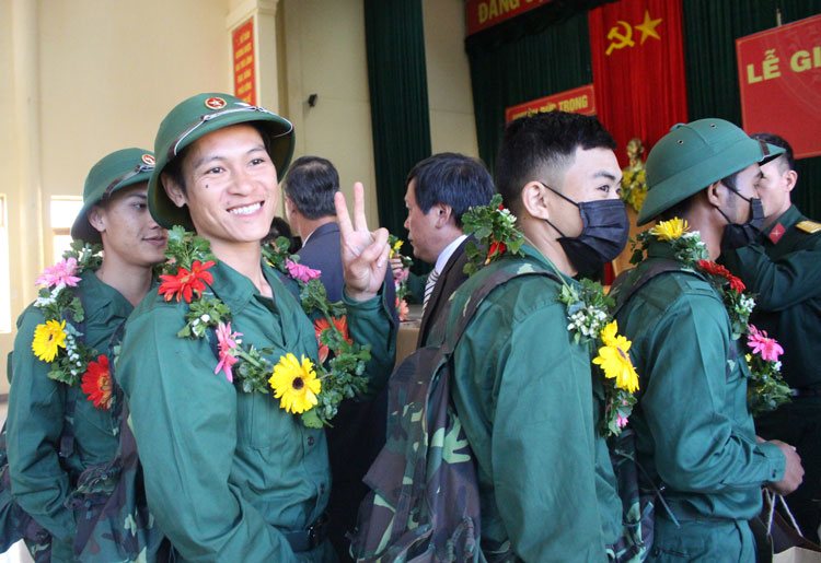 Các tân binh nao nức lên đường nhập ngũ