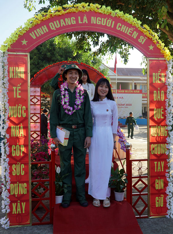 Các thanh niên Lâm Hà nô nức phấn khởi lên đường nhập ngũ