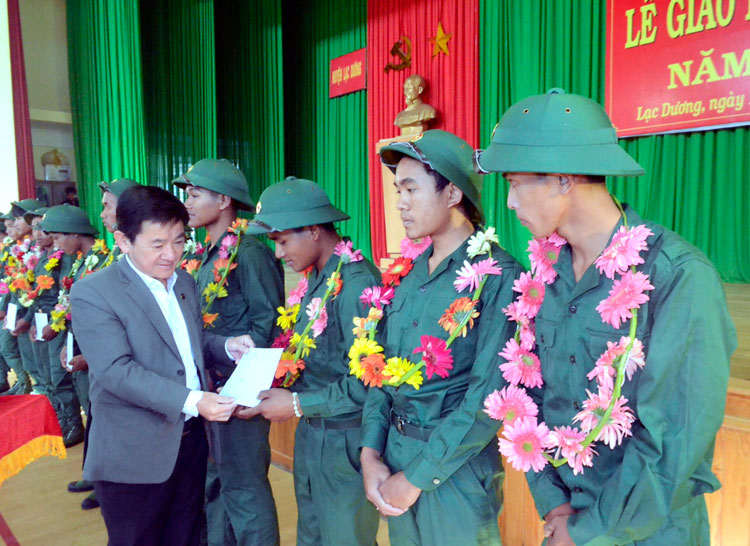 Đồng chí Phan Văn Đa - Phó Chủ tịch UBND tỉnh tặng quà động viên các tân binh lên đường nhập ngũ