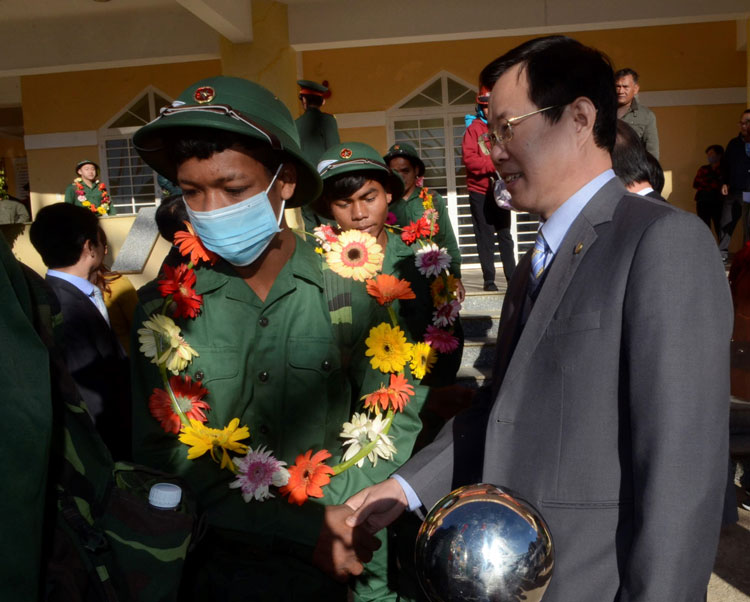 Ông Phạm Triều – Bí thư Huyện ủy Lạc Dương động viên các tân binh lên đường nhập ngũ