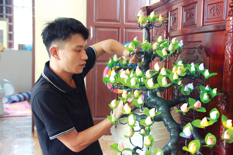 Những nhành hoa ốc biển rực sáng lung linh trong gian nhà nhỏ. Ảnh: H.T