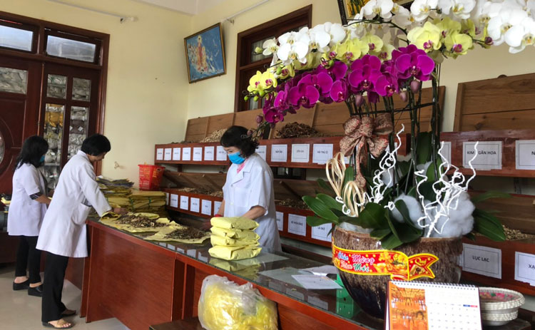 Thiếu khẩu trang, Tuệ  Tĩnh đường Linh Quang tạm ngưng hoạt động châm cứu