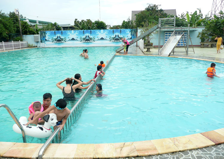 Cho trẻ học bơi ngay từ trong nhà trường