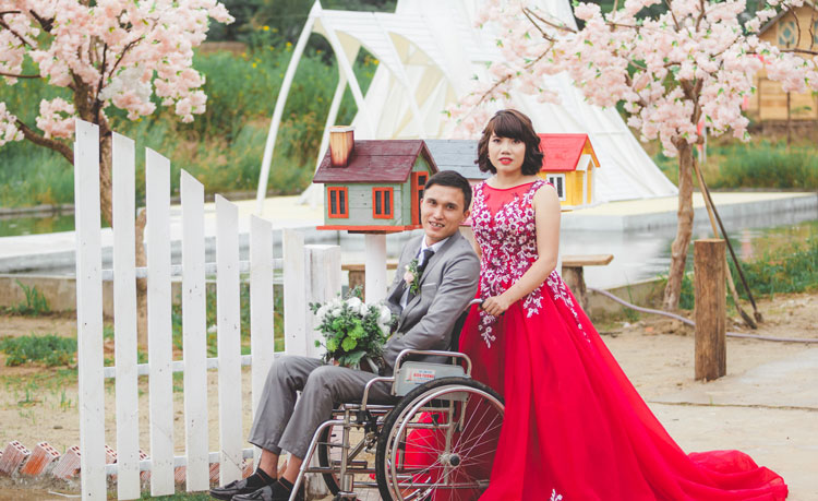 Chuyện tình trên chiếc xe lăn