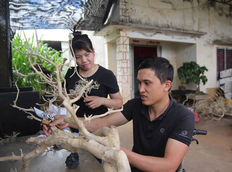 Từ khi có Chinh, cuộc sống của Đức có thêm một người bạn đồng hành đặc biệt trong mọi việc