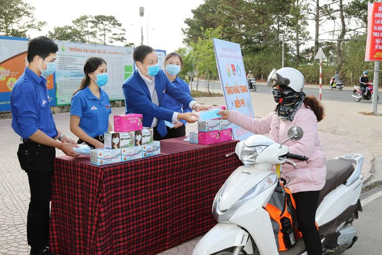 Trường Đại học Đà Lạt phát khẩu trang miễn phí cho người dân phòng chống dịch Covid-19