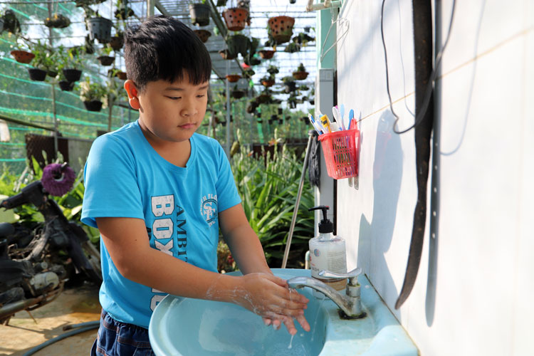 Người dân chủ động phòng virus Corona
