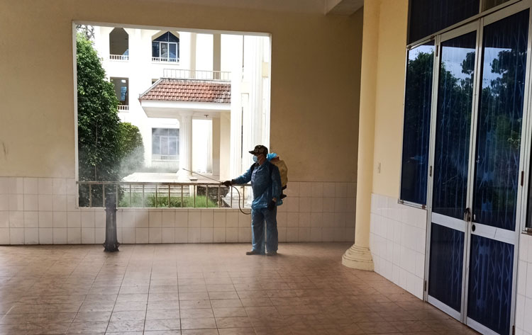 Các trường tổ chức phun Cloramin B tiêu độc, khử trùng để đảm bảo môi trường an toàn đón học sinh trở lại lớp