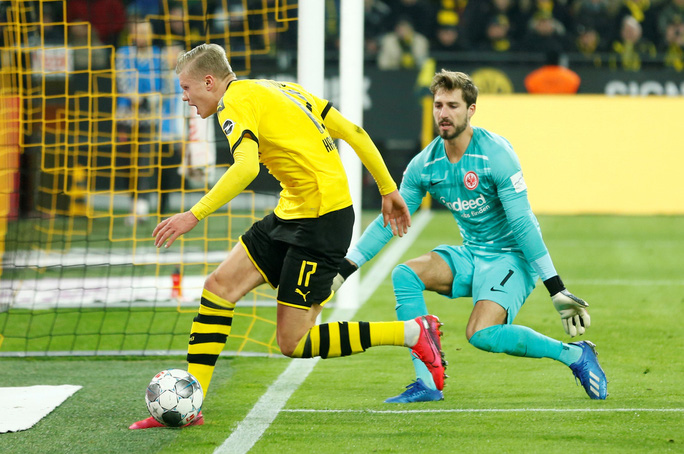 &quot;Song sát&quot; lập công, Dortmund dội mưa bàn thắng Frankfurt