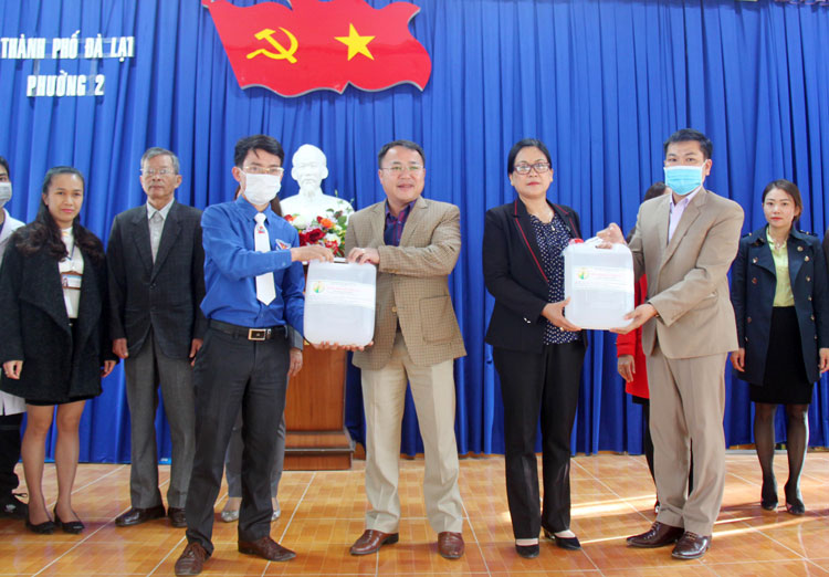 Trường Đại học Đà Lạt tặng miễn phí dung dịch sát khuẩn phòng, chống dịch bệnh Covid-19