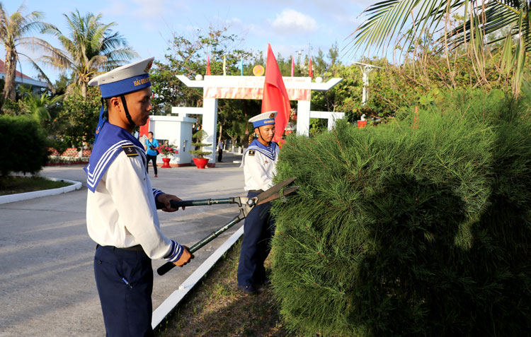 Cây xanh trên đường Võ Nguyên Giáp luôn được cán bộ, chiến sĩ chăm sóc xanh tốt và cắt tỉa gọn gàng