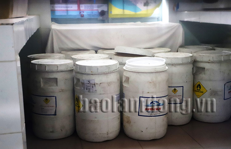 Số Calcium Hypochlorite 70% mà Trung tâm Y tế Bảo Lộc nhận từ Công ty Phúc An đang lưu tại tại Trạm Y tế Phường 2
