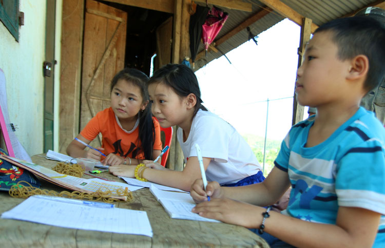 Cô trò vùng sâu ôn bài trong thời gian nghỉ phòng, chống dịch Covid-19