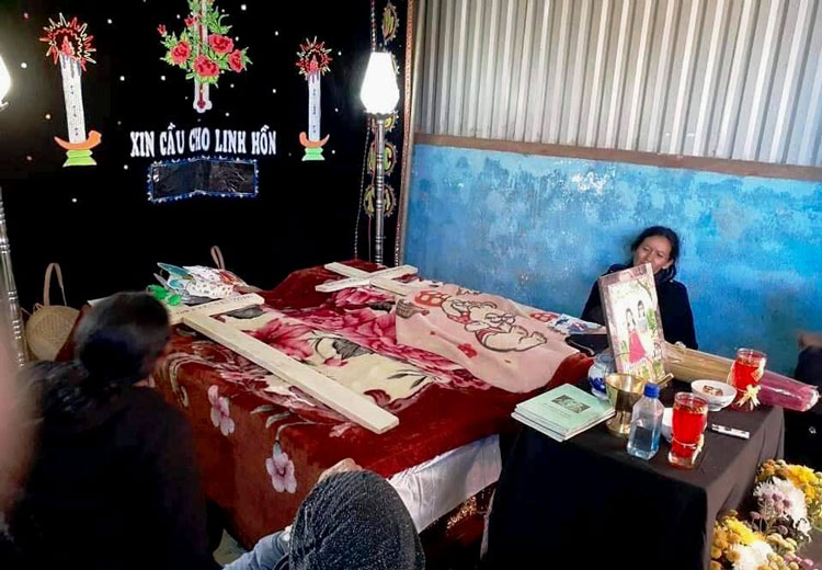 Theo cha mẹ đi tưới cà phê thuê, 2 bé gái đuối nước thương tâm