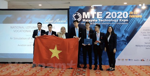 Nhóm học sinh lớp 11 chuyên Lý - Trường chuyên Khoa học Tư nhiên - tại cuộc thi