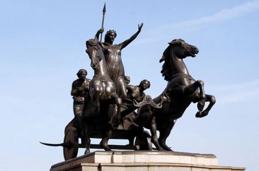 Tượng nữ hoàng Boudicca cùng 2 con gái trên cỗ xe ngựa. Ảnh: Ancient Origins