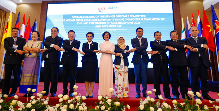 Đại biểu các nước bắt tay thể hiện tinh thần đoàn kết, làm việc hiệu quả tại Hội nghị