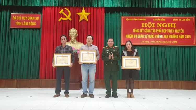 Đại tá Trần Văn Khương - Chính ủy Bộ CHQS tỉnh trao giấy khen cho các cá nhân có thành tích xuất sắc trong công tác tuyên truyền về nhiệm vụ quân sự, quốc phòng, địa phương năm 2019