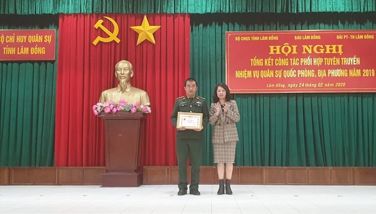 Bà Hồ Thị Lan trao giấy khen cho cá nhân thuộc Bộ CHQS tỉnh có thành tích xuất sắc trong công tác tuyên truyền về nhiệm vụ quân sự, quốc phòng, địa phương năm 2019