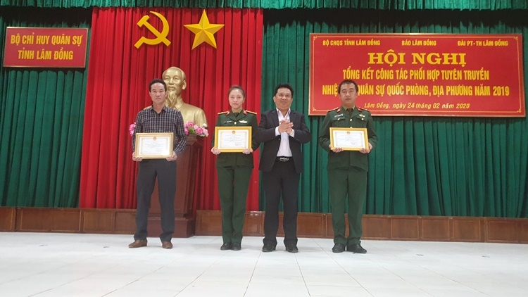 Ông Nguyễn Tấn Lộc - Giám đốc Đài PTTH Lâm Đồng trao giấy khen cho các cá nhân và tập thể có thành tích xuất sắc trong công tác tuyên truyền về nhiệm vụ quân sự, quốc phòng, địa phương năm 2019