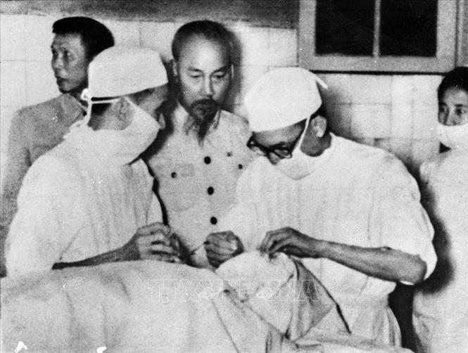 Chủ tịch Hồ Chí Minh thăm Viện Mắt Trung ương. Ảnh: Tư liệu