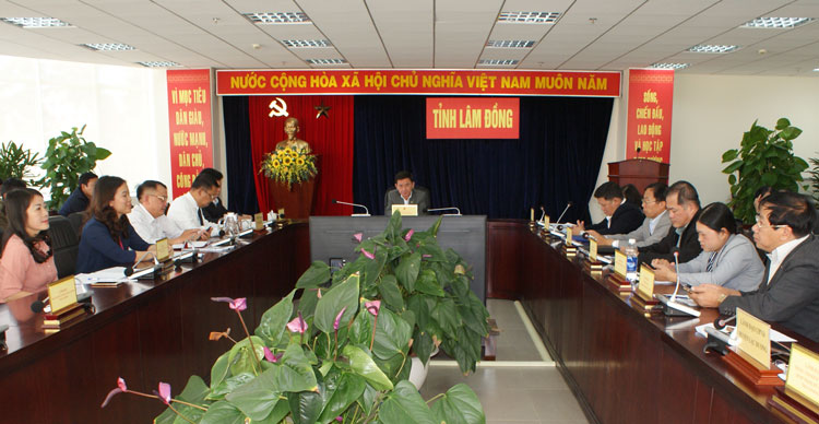 Ông Phan Văn Đa - Phó Chủ tịch UBND tỉnh cùng lãnh đạo các đơn vị ngành y tế tham dự hội nghị trực tuyến về công tác y tế và phòng chống dịch Covid-19