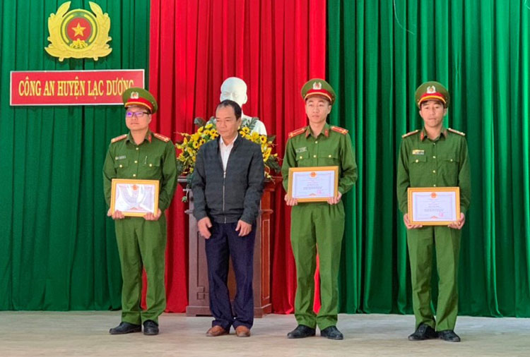 Khen thưởng 2 tập thể, 3 cá nhân vụ bắt nóng thanh niên cướp tài sản