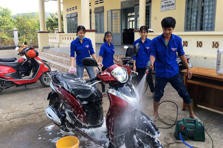 Thanh niên Đạ Tẻh rửa xe gây quỹ nâng bước học sinh nghèo